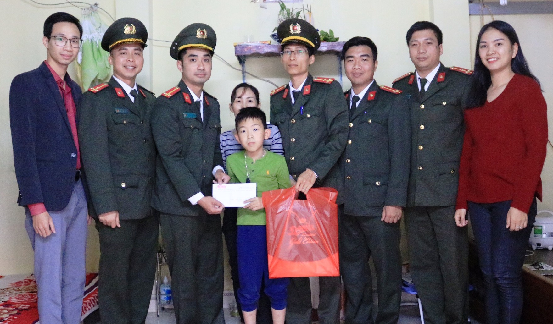 Đoàn cơ sở phòng Tham mưu, Chi đoàn Báo An ninh Hải Phòng và Tổ chức cán bộ: Trao học bổng “Cùng em đến trường”